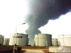 南島晚報數(shù)字報 青島輸油管道爆燃事故致35人遇難，輸油安全警鐘再鳴